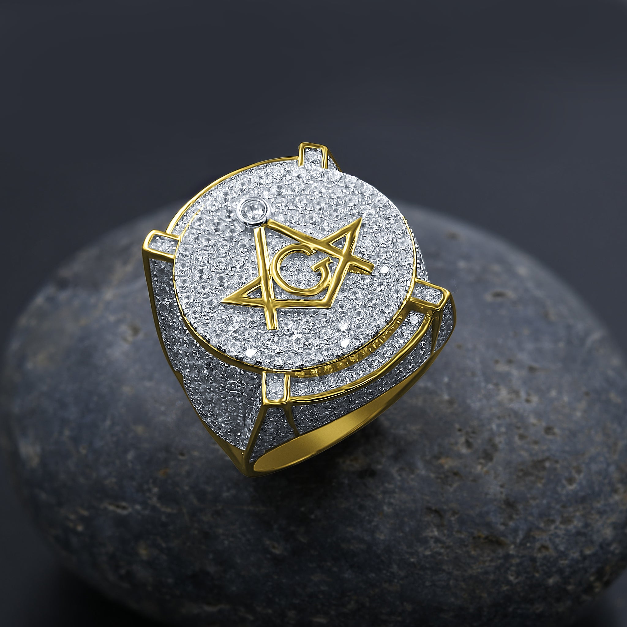 Close-up view of the Arena Luxe 925 silver ring with sparkling cubic zirconia set in a prong design.
